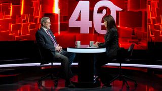 Cornel Dinu, față &icirc;n față cu Denise Rifai. Una dintre cele mai reprezentative figuri ale fotbalului rom&acirc;nesc se dezvăluie publicului, marți, la &ldquo;40 de &icirc;ntrebări cu Denise Rifai&rdquo;