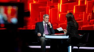 Cornel Dinu, față &icirc;n față cu Denise Rifai. Una dintre cele mai reprezentative figuri ale fotbalului rom&acirc;nesc se dezvăluie publicului, marți, la &ldquo;40 de &icirc;ntrebări cu Denise Rifai&rdquo;