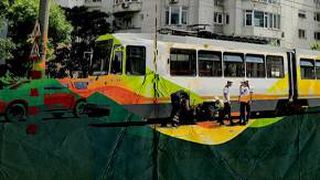 VIDEO| Bărbat - rănit de șina care a străpuns tramvaiul