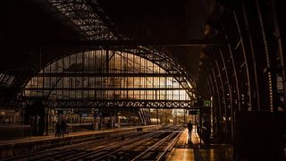 VIDEO| Întârzieri de sute de minute după furtuni. Călători nemulțumiți