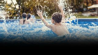 VIDEO| Distracție la piscine ca-n vremurile bune