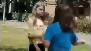 VIDEO | Caz incredibil: O fetiță de 10 ani a fost pălmuită de către o adolescentă. Totul a fost filmat