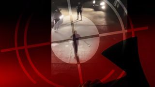 VIDEO | Un bărbat înarmat cu două securi a amenințat polițiștii și a semănat panică într-un întreg cartier