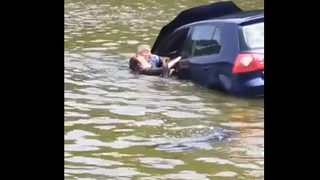 O femeie a fost salvata în ultimul moment dintr-o mașină căzută într-un lac (VIDEO)