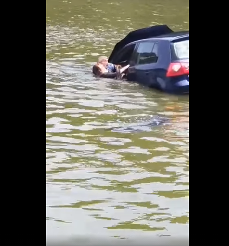 O femeie a fost salvata în ultimul moment dintr-o mașină căzută într-un lac (VIDEO)