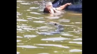 O femeie a fost salvata în ultimul moment dintr-o mașină căzută într-un lac (VIDEO)