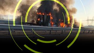 Momente de panică pe A1. Un TIR plin cu băuturi s-a răsturnat și a luat foc (VIDEO)