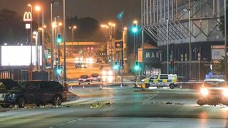 Un t&acirc;năr motociclist a fost spulberat de către o mașină Anglia