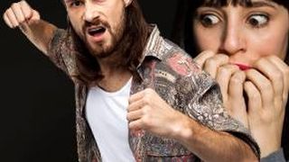 VIDEO - Teroare în sectorul 6 al Capitalei! Un bărbat urmărește tinerele pe stradă și le lovește atunci când consideră că sunt îmbrăcate sumar