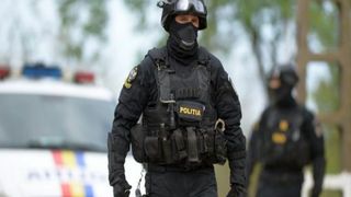 Grupări de contrabandă, protejate de polițiști corupți. Percheziții de amploare în 4 județe
