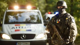 Mascații SIAS au intervenit pentru a opri un bărbat care a amenințat că va provoca o explozie cu şase butelii