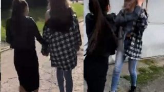 Bătaie între blocuri. O fată de 12 ani a fost bătută crunt de prietena sa