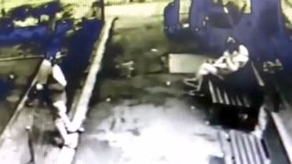 Imagini cu bărbatul care se pregătește să atace o tânără în plină stradă! Motivul e ULUITOR, iar agresorul este încă LIBER