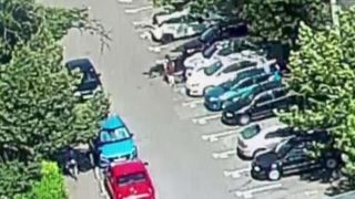 VIDEO | O tânără de 22 de ani a fost agresată în scara blocului în care locuiește. Imagini cu agresorul au fost surprinse pe camerele de supraveghere