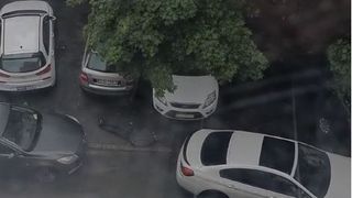 VIDEO | Un bărbat a fost lăsat inconştient pe trotuar în urma unei altercaţii în trafic