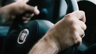 Un șofer a scos pe geam o armă pe drumul către Bran. Polițiștii au intervenit