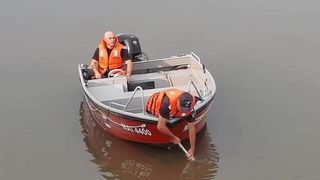 O mașină cu trei bărbați a plonjat în Dunăre. Doi dintre ei, captivi în interior