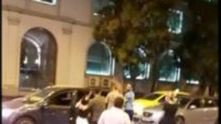 Bătaie ca &icirc;n filme &icirc;n fața Spitalului Floreasca din București. Polițiștii au intervenit de urgență