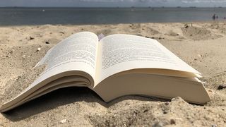 Cele mai frumoase cărți de citit în vacanță în funcţie de destinaţia în care mergi