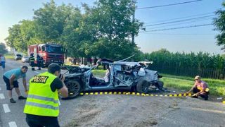 VIDEO |  Accident cumplit în Botoșani. Trei tineri au intrat cu un bolid direct în copac, doi dintre ei au murit