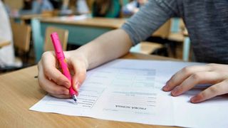 Explicația Inspectoratului, după ce o elevă a obținut nota 3 la Evaluarea Națională, iar după contestație a luat nota 8.25