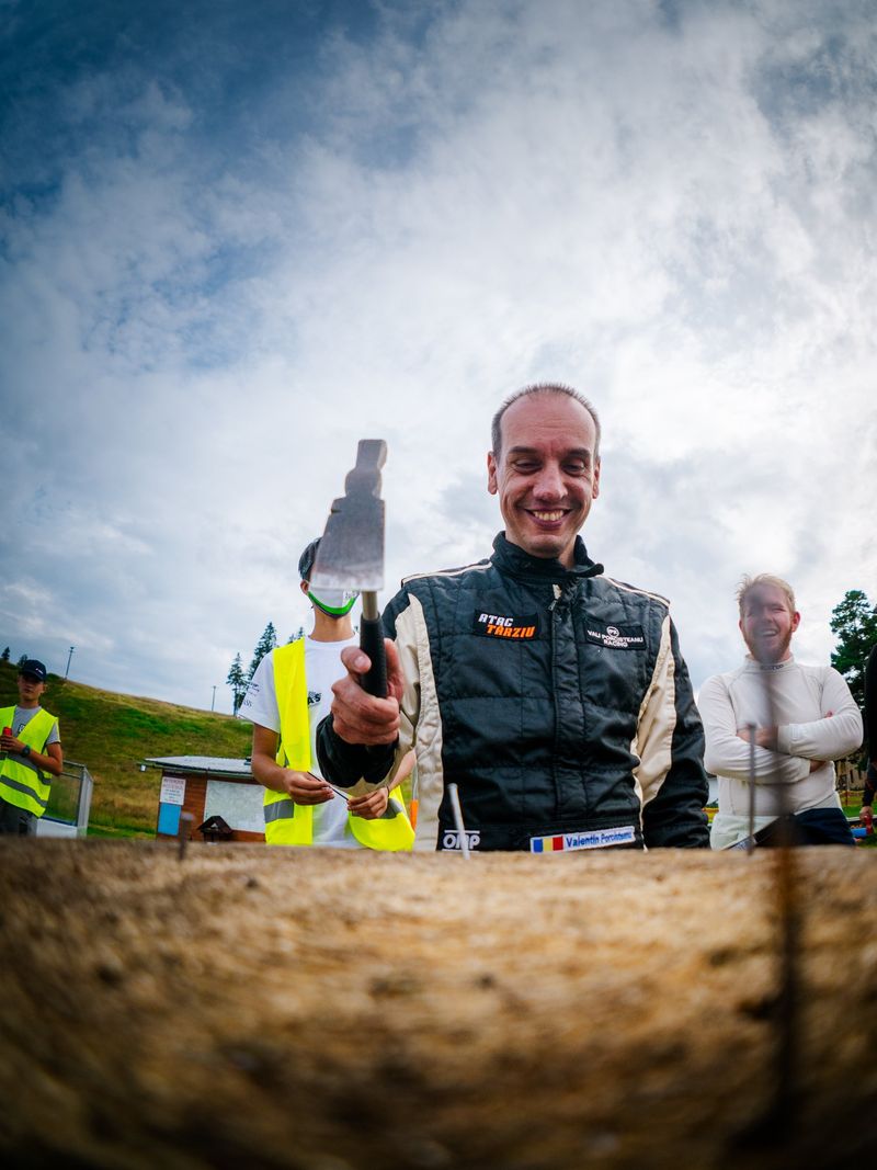 Pilotul Vali Porcișteanu acuzat că și-a lovit soția cu mașina