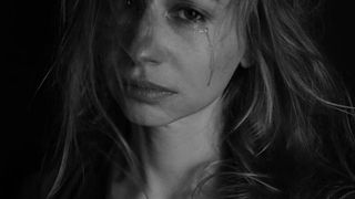 VIDEO| O mamă a fost bătută în fața blocului, sub privirile îngrozite ale fiicei sale