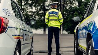 mamă bătută de un vecin &icirc;n scara blocului