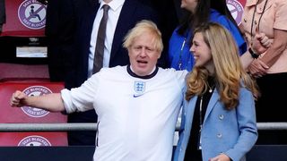 Petrecere pe străzi după semifinala Anglia-Danemarca de la Euro 2020. UEFA vrea sancțiuni