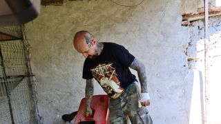 VIDEO | Unul dintre cei mai cunoscuți artiști tatuatori din Europa, &icirc;ndrăgostit de viața la țară. S-a apucat de crescut găini