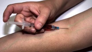 Oamenii se vaccinează cu două doze de vaccin împotriva COVID-19, pentru a nu mai sta în carantină