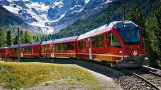 Un tren care transporta zeci de elevi a deraiat într-un râu din Munții Alpii