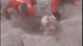 VIDEO | Tânăr scos din nisip de către salvamari, după ce prietenii l-au îngropat până la gât și au uitat de el