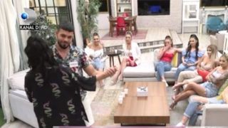 Un nou concurent a intrat în casa Puterea dragostei! Pe ce fată a pus ochii? „Mi-ar fi greu sa aleg..!”
