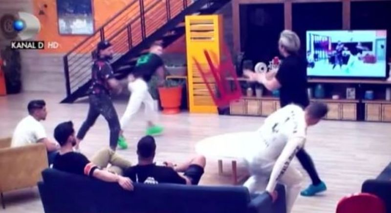 Scandal în casa Puterea Dragostei! Doi concurenți au sărit la bătaie „Tu pe mine n-ai cum să mă faci cum m-ai facut ieri..!”