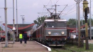 Brașov: Vagonul unui tren a luat foc. Traficul feroviar a fost întrerupt