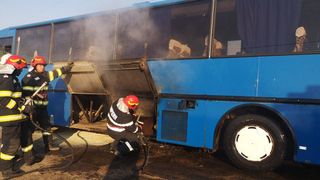 Un autocar cu 21 de copii a luat foc la Botoșani