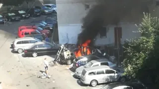 VIDEO | O mașină a sărit &icirc;n aer la R&acirc;mnicu V&acirc;lcea, &icirc;ntr-o parcare