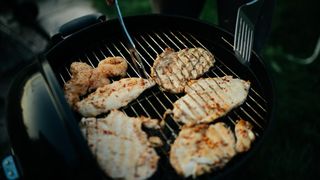 Ce trebuie să știi când pregătești friptura de pui la grătar. Secretele marilor bucătari