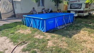 Și-au pus pișcina &icirc;n fața curții și au umplut-o cu apa de la cișmeaua publică