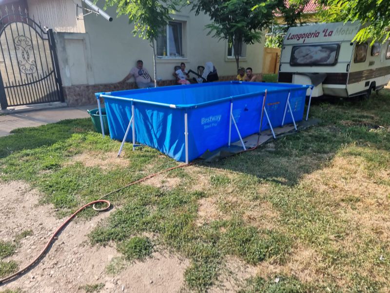 Și-au pus pișcina în fața curții și au umplut-o cu apa de la cișmeaua publică