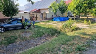 Și-au pus piscina &icirc;n fața curții și au umplut-o cu apa de la cișmeaua publică - GALERIE FOTO