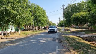 Și-au pus pișcina &icirc;n fața curții și au umplut-o cu apa de la cișmeaua publică