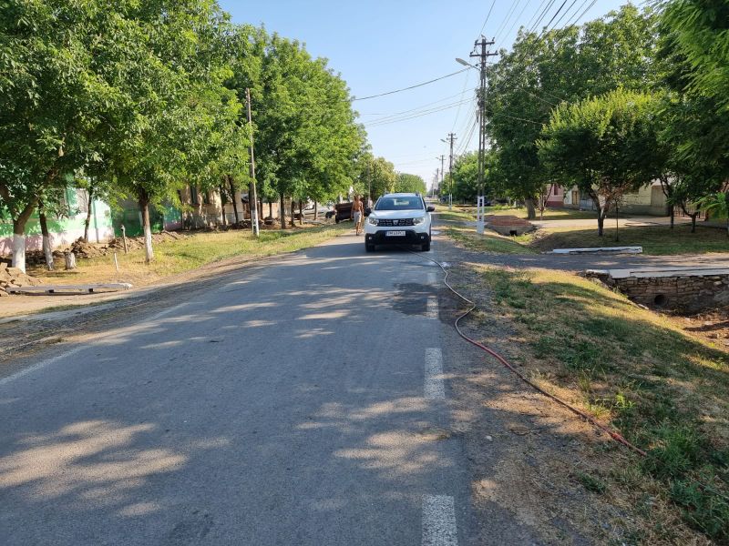 Și-au pus pișcina în fața curții și au umplut-o cu apa de la cișmeaua publică