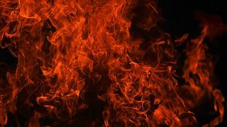 un student i-a dat foc vecinei sale