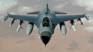 Elemente dintr-un avion F-16 s-au desprins în timp ce aeronava se afla în zbor
