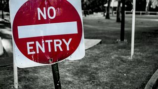 Restricțiile revin în tot mai multe țări din Europa, iar vacanțele sunt în pericol din cauza variantei dublu-mutante