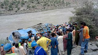 Un autobuz plin cu pasageri a căzut în prăpastie. Cel puțin 13 morți