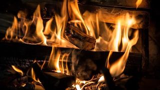 Un minor a luat foc în timp ce aprindea o sobă