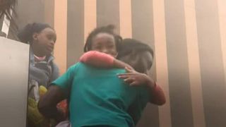 Gestul uimitor al unei mame: și-a aruncat copilul de pe o clădire în flăcări pentru a îl salva